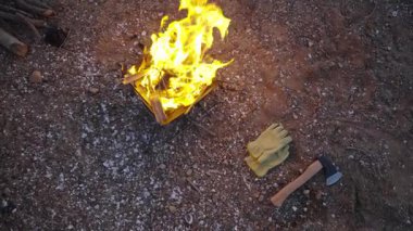 Akşamları sahilde şenlik ateşi yakın. 