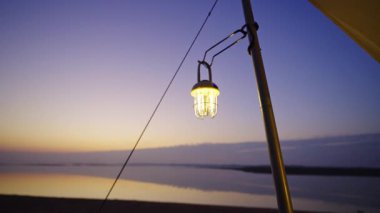 Şafak vakti gökyüzü arkaplanlı ışık feneri