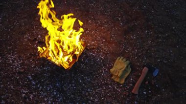 Akşamları sahilde şenlik ateşi yakın. 