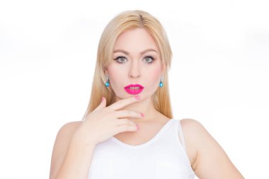 Kadar yakın güzellik portre sarışın uzun saçlı, o parlak makyaj, pembe dudaklar. Yeşil gözlü. Mavi küpeler. Beyaz arka plan