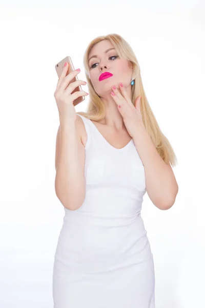 Schöne Blonde Frau Macht Selfie Telefon Mädchen Weißem Kleid Auf — Stockfoto