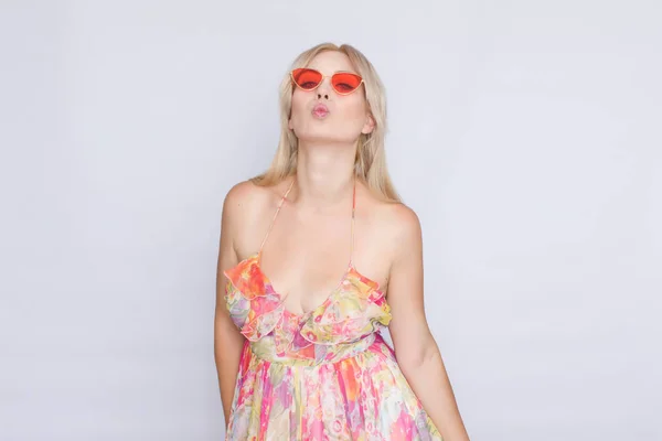 Retrato Una Joven Rubia Con Pelo Largo Vestido Rosa Floral — Foto de Stock