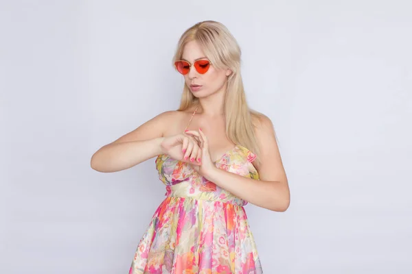 花ピンクのドレスと明るいピンクのサングラスに長髪の若いブロンドの女性の肖像画 — ストック写真