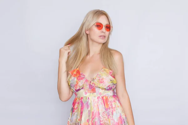 Retrato Una Joven Rubia Con Pelo Largo Vestido Rosa Floral — Foto de Stock