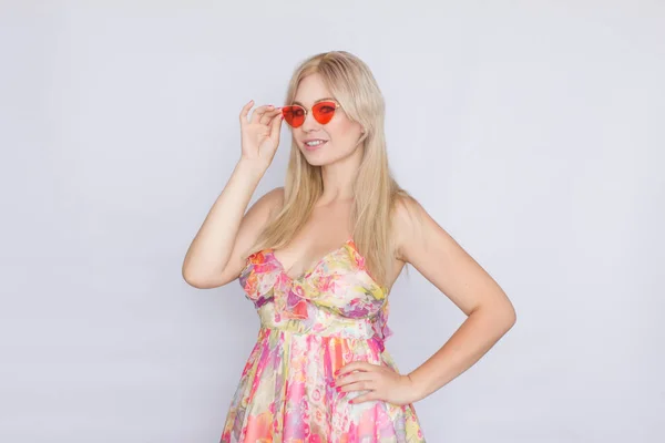 Портрет Молодой Блондинки Длинными Волосами Цветочном Розовом Платье Ярко Розовые — стоковое фото