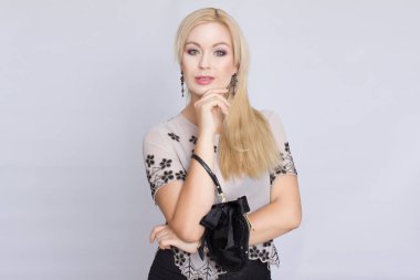 Eski portre sarışın bir genç kadın uzun saçlı. Parlak siyah kalp şeklinde torba tutar