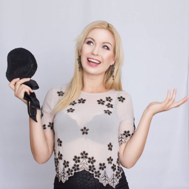 Eski portre sarışın bir genç kadın uzun saçlı. Parlak siyah kalp şeklinde torba tutar