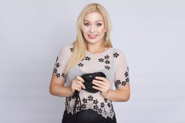 Eski portre sarışın bir genç kadın uzun saçlı. Parlak siyah kalp şeklinde torba tutar