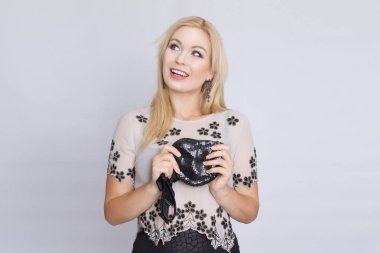 Eski portre sarışın bir genç kadın uzun saçlı. Parlak siyah kalp şeklinde torba tutar