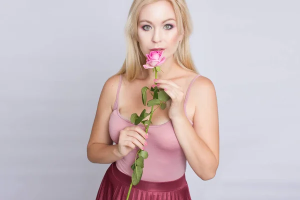 Ładna Blondynka Młoda Kobieta Przytrzymanie Rose Różowy — Zdjęcie stockowe