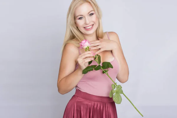 Une Jolie Jeune Femme Blonde Tenant Une Rose Rose — Photo