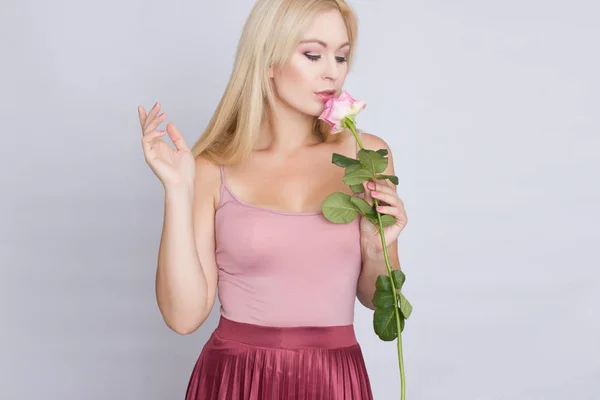 Roztomilá Mladá Blond Žena Držící Růžové Růže — Stock fotografie