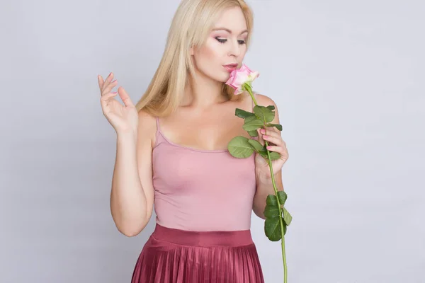 Una Linda Joven Rubia Sosteniendo Una Rosa Rosa — Foto de Stock