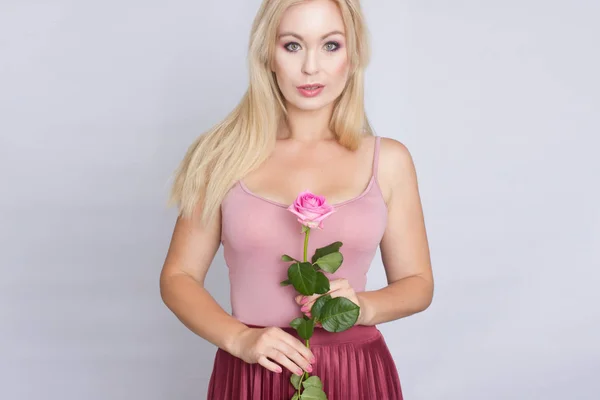 Egy Aranyos Fiatal Szőke Gazdaság Egy Rózsaszín Rózsa — Stock Fotó