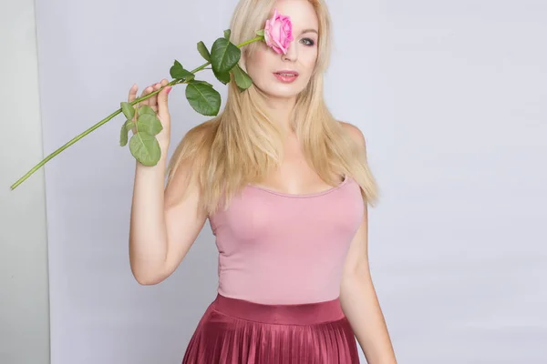 Ładna Blondynka Młoda Kobieta Przytrzymanie Rose Różowy — Zdjęcie stockowe