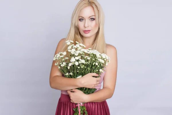 Portrait Une Femme Blonde Heureuse Tenue Rose Tenant Bouquet Fleurs — Photo