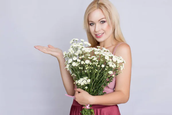 Portret Szczęśliwy Blond Kobieta Różowy Strój Bukietem Białych Kwiatów Ręce — Zdjęcie stockowe