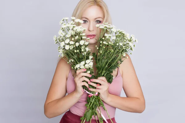 Portrét Šťastné Blond Žena Růžové Oblečení Rukou Drží Kytici Bílých — Stock fotografie