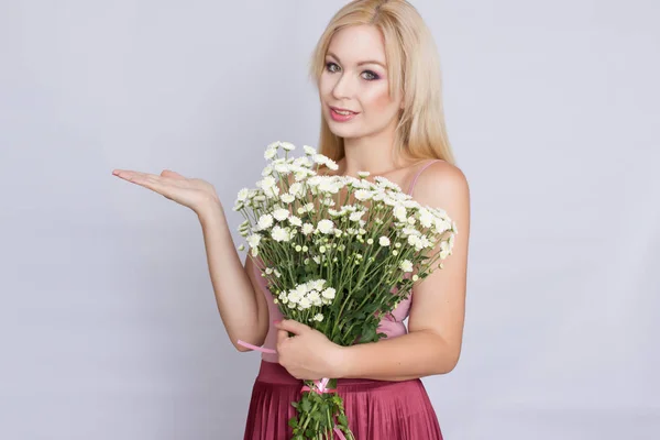 Portret Szczęśliwy Blond Kobieta Różowy Strój Bukietem Białych Kwiatów Ręce — Zdjęcie stockowe