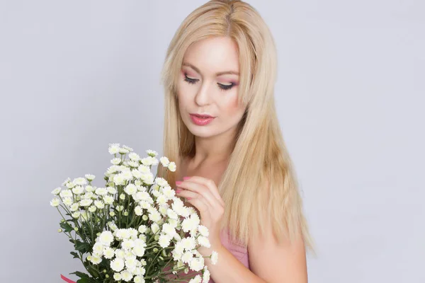 Portrait Happy Blonde Woman Pink Attire Holding Bouquet White Wildflowers — Stock Photo, Image