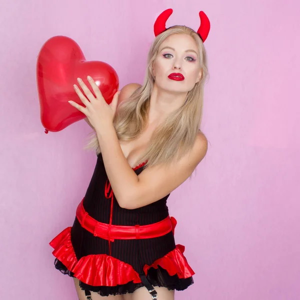 Сексуальная Блондинка Карнавальном Костюме Бесов Держа Красный Шарик Форме Сердца — стоковое фото