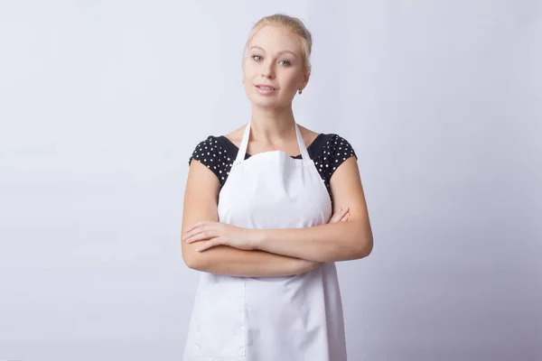 Mulher Loira Bonito Avental Branco Posando Fundo Branco Cozinhar Uma — Fotografia de Stock