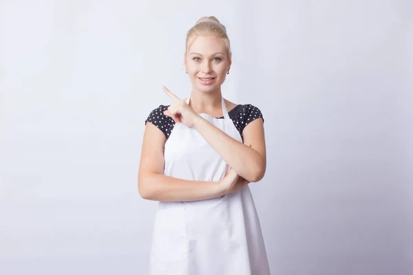 Mulher Loira Bonito Avental Branco Posando Fundo Branco Cozinhar Uma — Fotografia de Stock