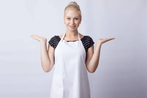 Mulher Loira Bonito Avental Branco Posando Fundo Branco Cozinhar Uma — Fotografia de Stock