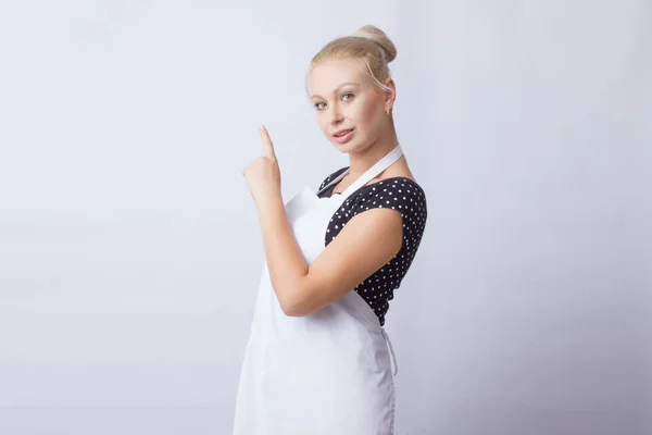 Niedliche Blonde Frau Weißer Schürze Posiert Auf Weißem Hintergrund Koch — Stockfoto