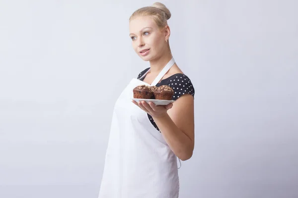 Uma Mulher Loira Feliz Avental Branco Mostra Cupcakes Chocolate Prato — Fotografia de Stock