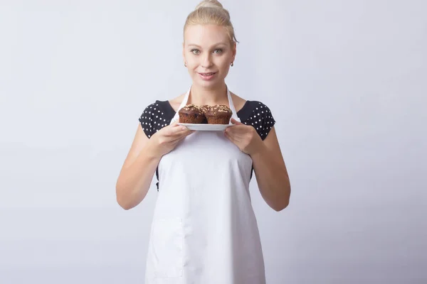 Uma Mulher Loira Feliz Avental Branco Mostra Cupcakes Chocolate Prato — Fotografia de Stock