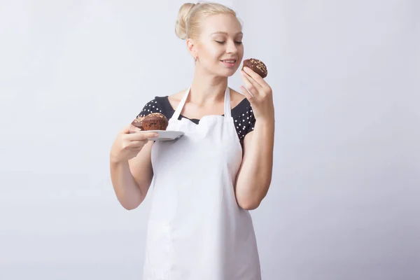 Щасливі Блондин Жінка Білий Фартух Показує Кекси Шоколаду Білий Тарілку — стокове фото