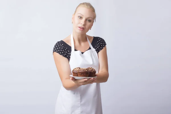 Uma Mulher Loira Feliz Avental Branco Mostra Cupcakes Chocolate Prato — Fotografia de Stock