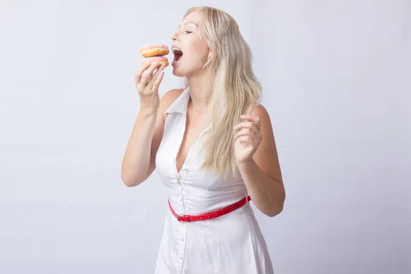 Jovem Loira Vestido Branco Segura Nas Mãos Donut Rosa Com — Fotografia de Stock