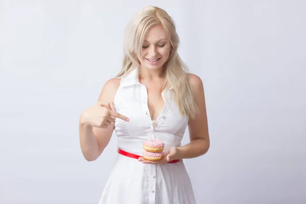 Jonge Blonde Vrouw Witte Jurk Bezit Handen Van Roze Donut — Stockfoto