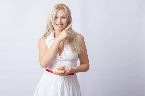 Junge Blonde Frau Weißen Kleid Hält Der Hand Rosa Donuts — Stockfoto