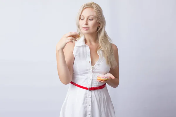 Jonge Blonde Vrouw Witte Jurk Bezit Handen Van Roze Donut — Stockfoto