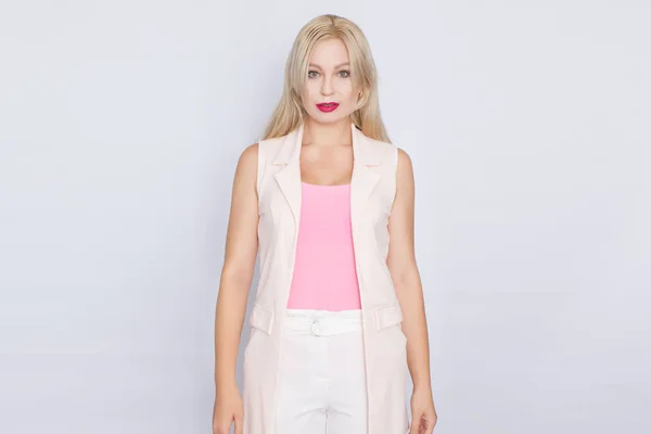 Деловой Портрет Блондинки Ярким Макияжем Розовой Футболке Розовой Куртке Белом — стоковое фото