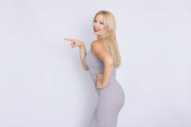 gri iş MIDI-elbiseli Genç sarışın bir kadın portresi yatay stüdyo.