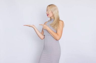 gri iş MIDI-elbiseli Genç sarışın bir kadın portresi yatay stüdyo.