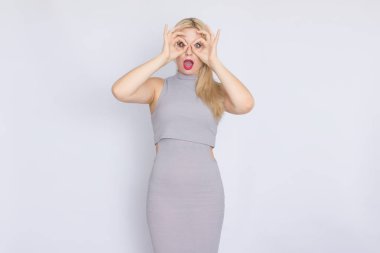 gri iş MIDI-elbiseli Genç sarışın bir kadın portresi yatay stüdyo.