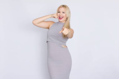 gri iş MIDI-elbiseli Genç sarışın bir kadın portresi yatay stüdyo.