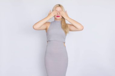 gri iş MIDI-elbiseli Genç sarışın bir kadın portresi yatay stüdyo.