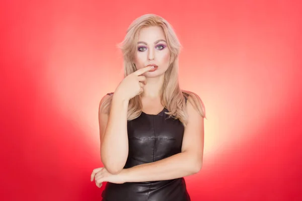 Modische Blonde Frau Schwarzem Lederkleid Auf Rotem Hintergrund Model Posiert — Stockfoto