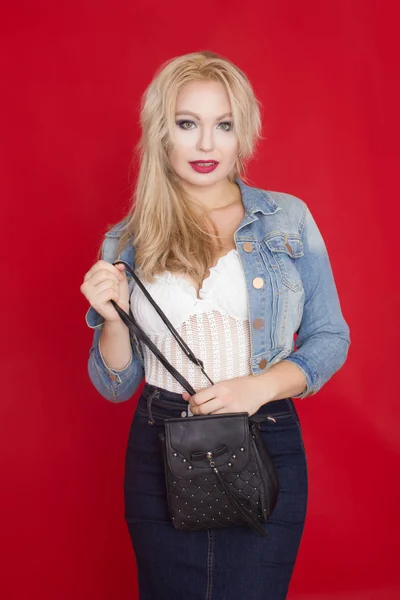 Sexy Blonde Vrouw Jeans Rok Jasje Poseren Rode Achtergrond Met — Stockfoto