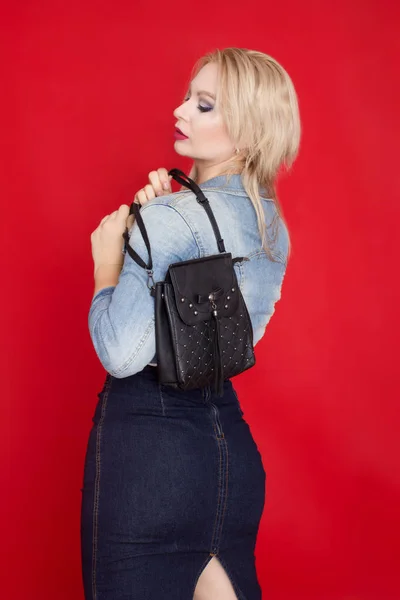Sexy Blonde Vrouw Jeans Rok Jasje Poseren Rode Achtergrond Met — Stockfoto