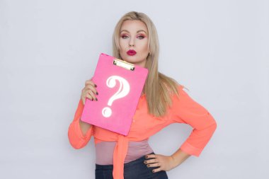 Stüdyo photoshoot sarışın kadının soru işareti ile tabela holding