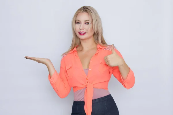 Güzel bir sarışın genç kadın giysileri güzel beyaz arka plan üzerinde moda fotoğrafı