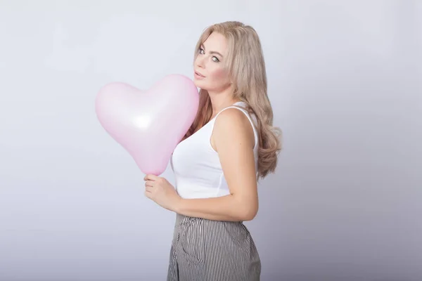 Glücklich Schöne Blonde Frau Hält Rosa Herz Ballon Ihren Händen — Stockfoto