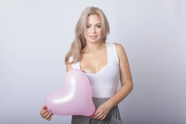 Glücklich Schöne Blonde Frau Hält Rosa Herz Ballon Ihren Händen — Stockfoto